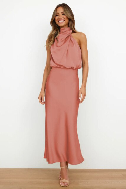 Elegantes Satinkleid mit Neckholder – Luxuriöse Silhouette