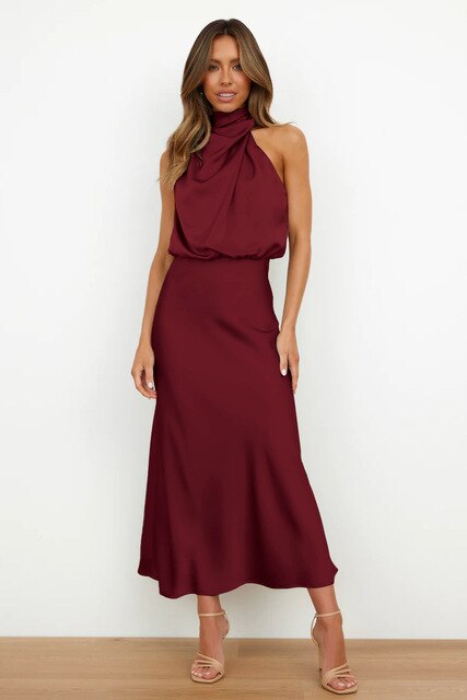 Elegantes Satinkleid mit Neckholder – Luxuriöse Silhouette