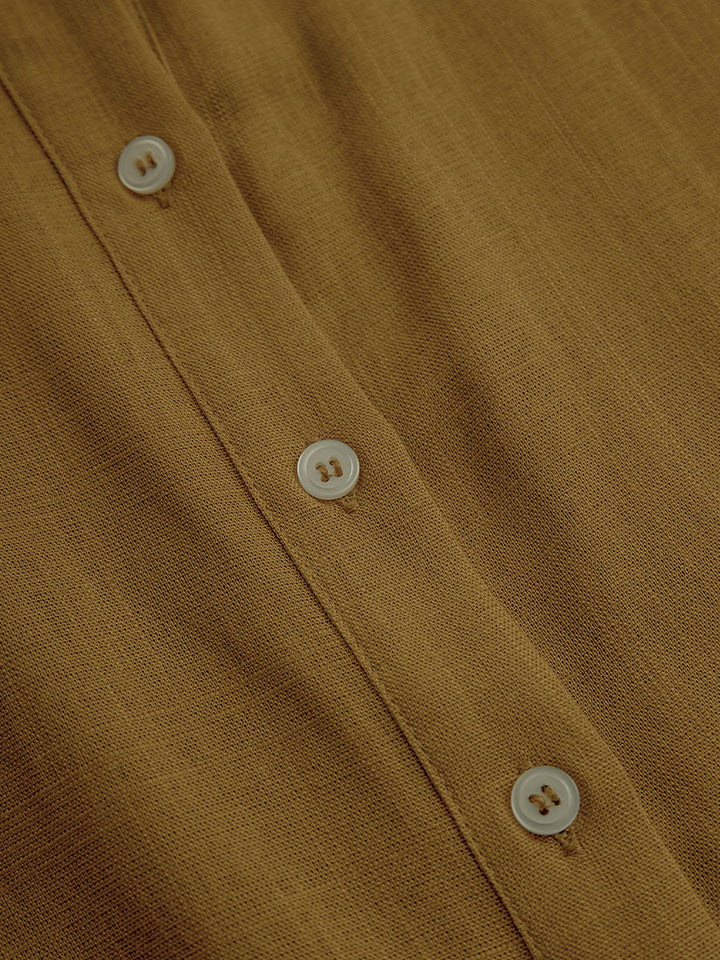 Senfgelbes Hemdblusen-Midikleid aus Leinen-Mix