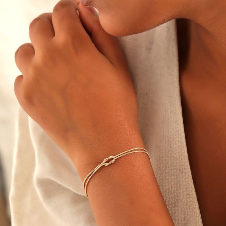 Women's Stylish Love Knot Bracelet in Elegant Design – Timeless Jewelry