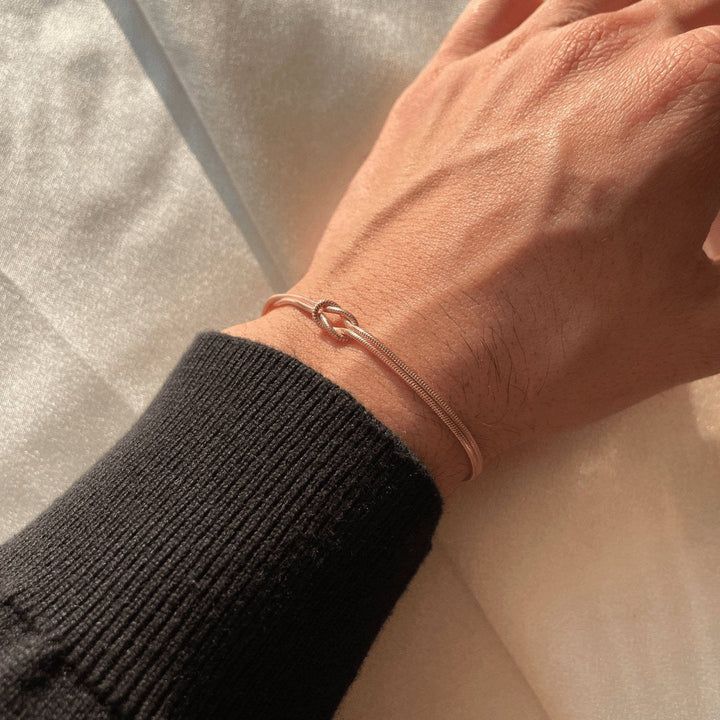 Women's Stylish Love Knot Bracelet in Elegant Design – Timeless Jewelry