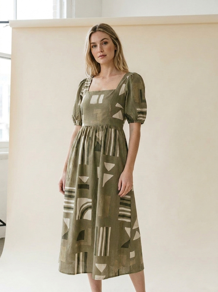 Geometrisches Mehrfarben-Print Kleid mit eckigem Ausschnitt für Damen – Elegantes Sommer-Outfit - body-khaki