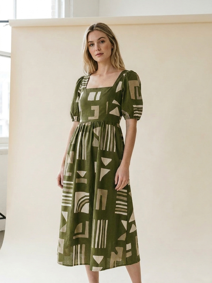 Geometrisches Mehrfarben-Print Kleid mit eckigem Ausschnitt für Damen – Elegantes Sommer-Outfit - body-olivgrün