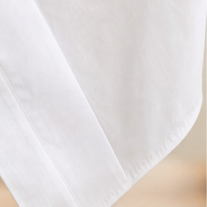 Vela | Baumwollbluse mit Twist-Detail und Wrap-Hem