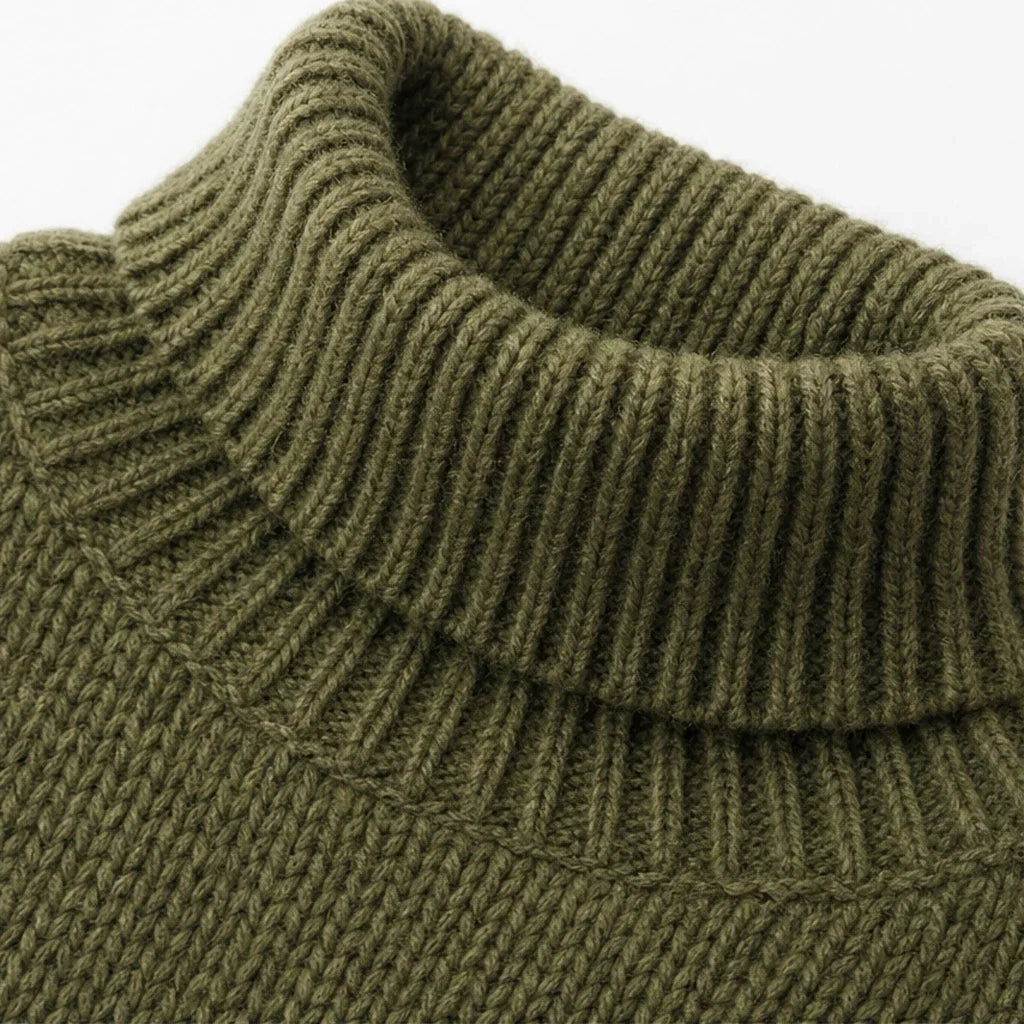 Strickpullover mit Rollkragen und Zierknöpfen an der Schulter