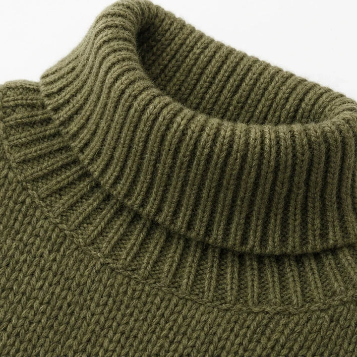 Strickpullover mit Rollkragen und Zierknöpfen an der Schulter