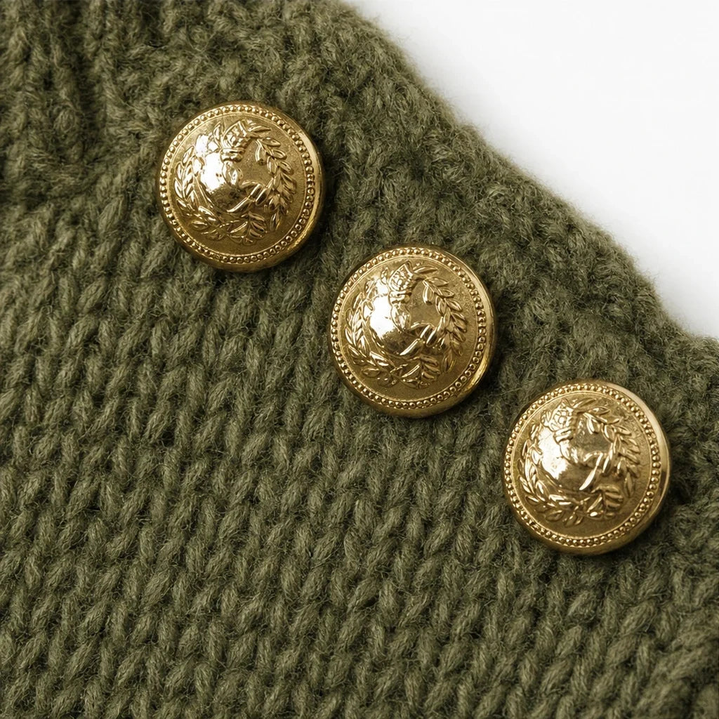 Strickpullover mit Rollkragen und Zierknöpfen an der Schulter
