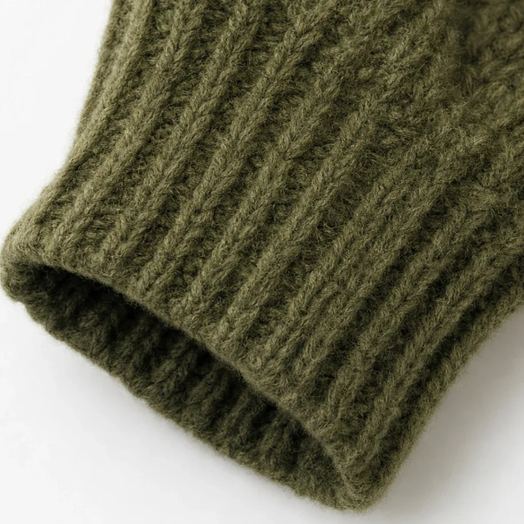 Strickpullover mit Rollkragen und Zierknöpfen an der Schulter