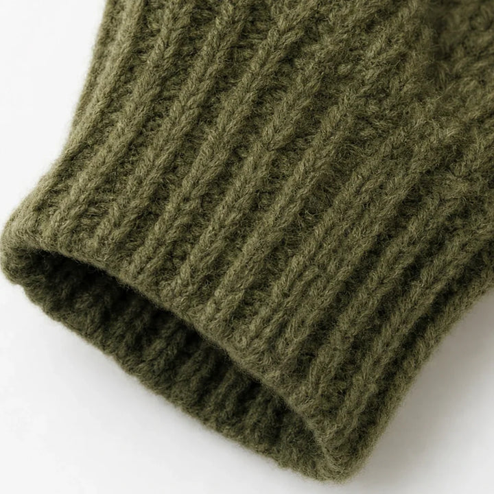 Strickpullover mit Rollkragen und Zierknöpfen an der Schulter
