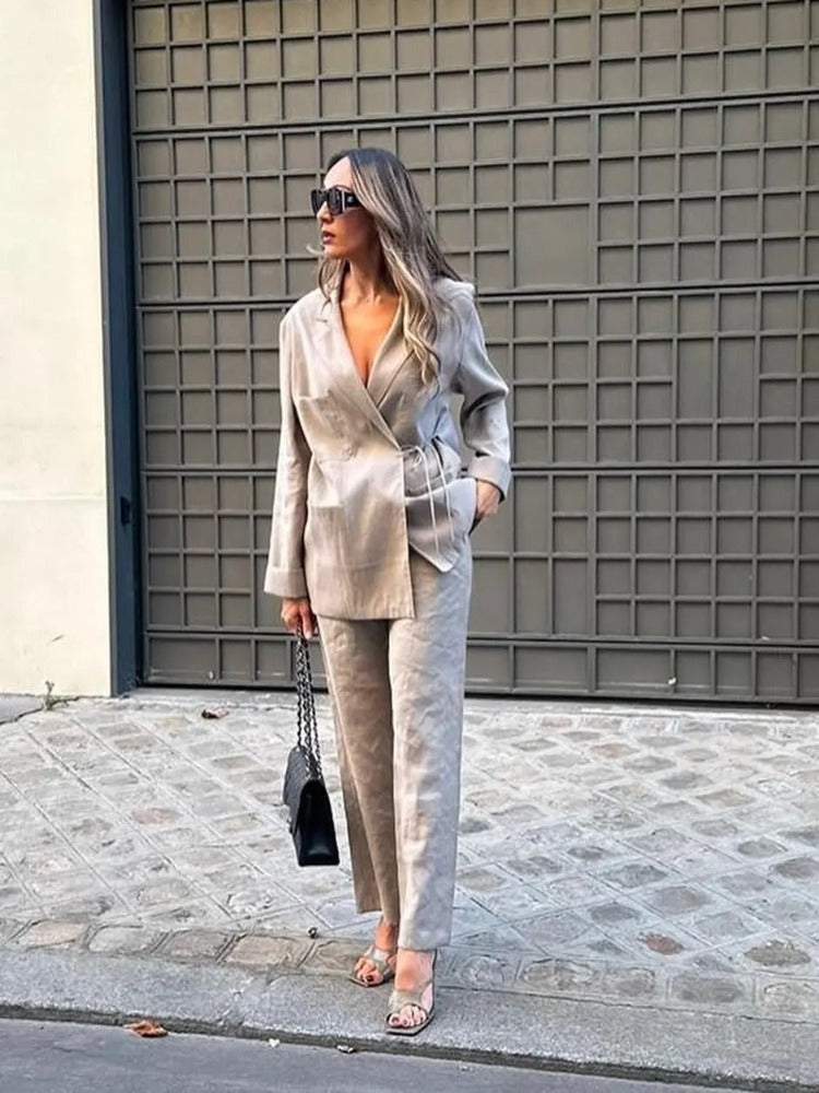 Women’s set with a long blazer and wide-leg trousers