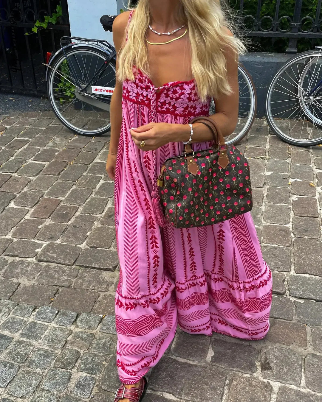 Sukienka maxi boho z haftem i cienkimi ramiączkami – letnia elegancja