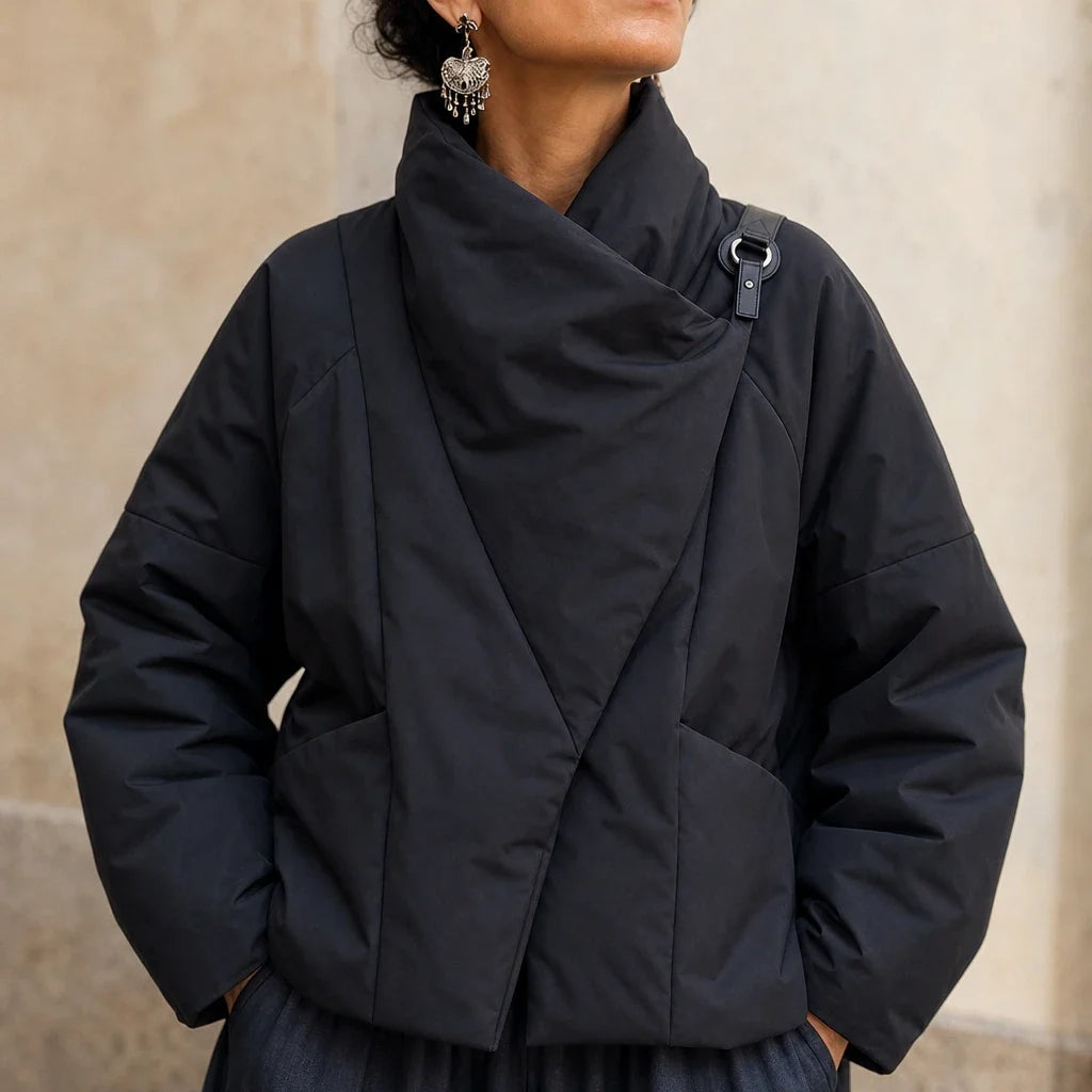 Steppjacke mit asymmetrischem Drapierungskragen
