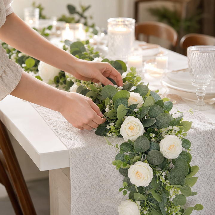 Dekorative Girlande Weiße Rosen Mit Eukalyptus