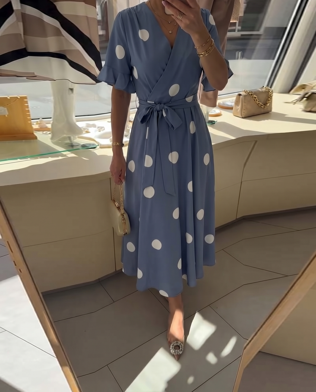 Gepunktetes Wickelkleid mit V-Ausschnitt und Bindegürtel