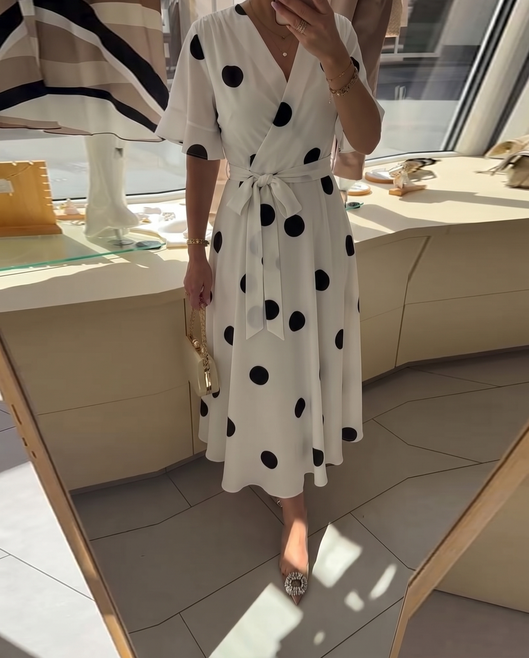 Gepunktetes Wickelkleid mit V-Ausschnitt und Bindegürtel