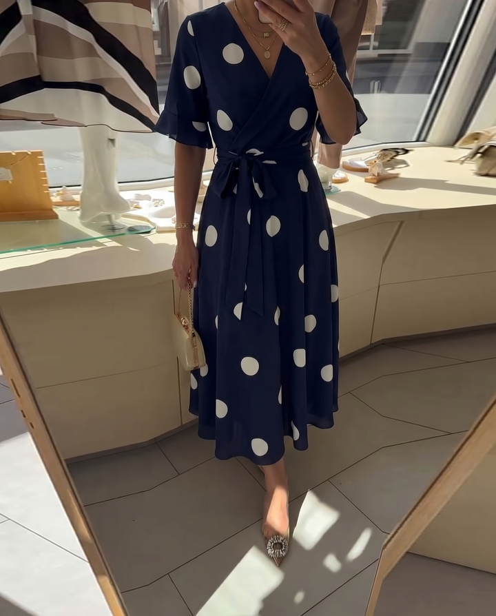 Gepunktetes Wickelkleid mit V-Ausschnitt und Bindegürtel