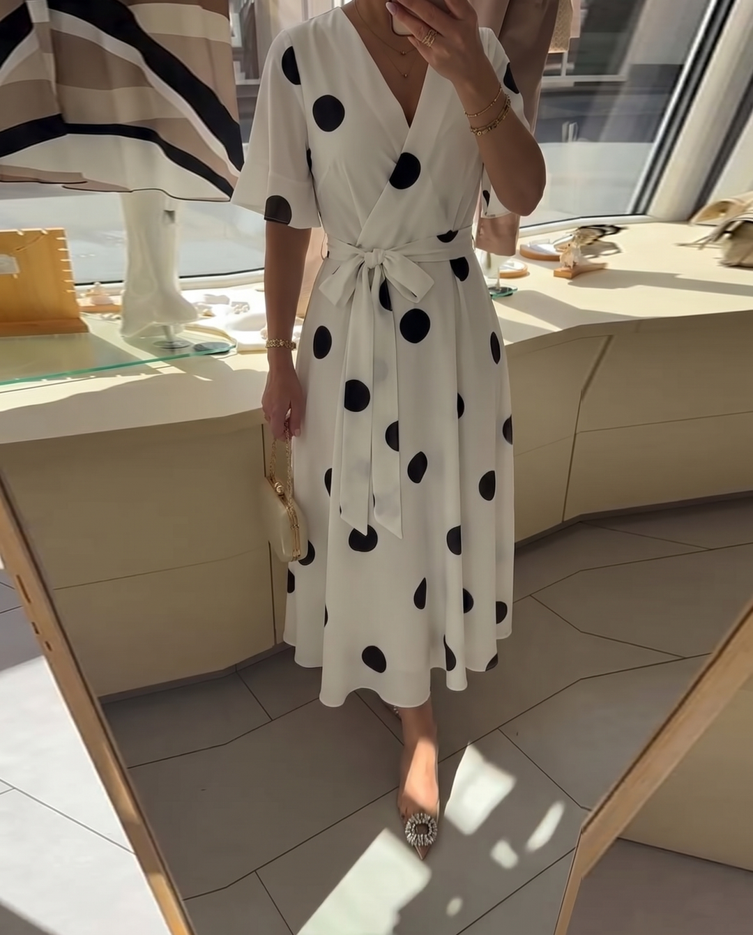 Gepunktetes Wickelkleid mit V-Ausschnitt und Bindegürtel