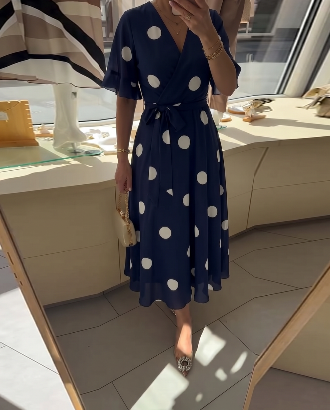 Gepunktetes Wickelkleid mit V-Ausschnitt und Bindegürtel
