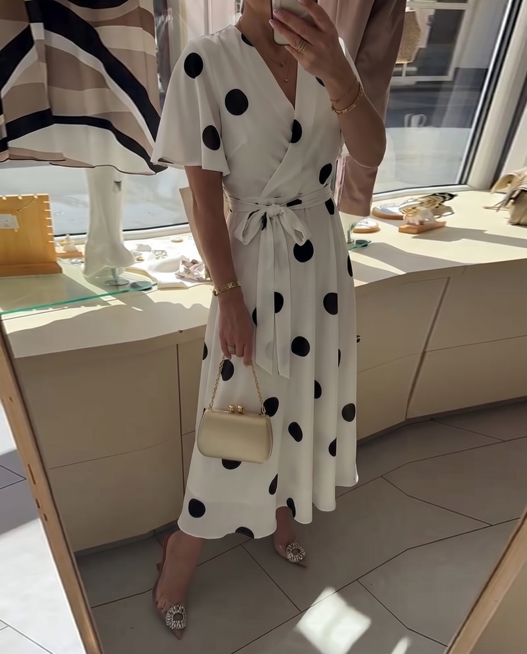 Gepunktetes Wickelkleid mit V-Ausschnitt und Bindegürtel