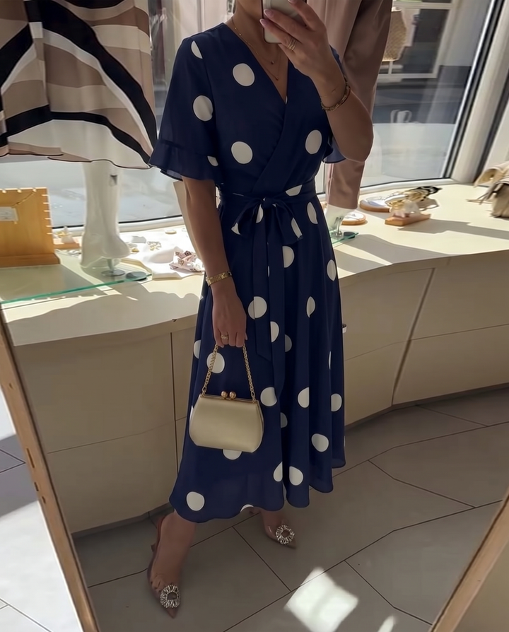 Gepunktetes Wickelkleid mit V-Ausschnitt und Bindegürtel