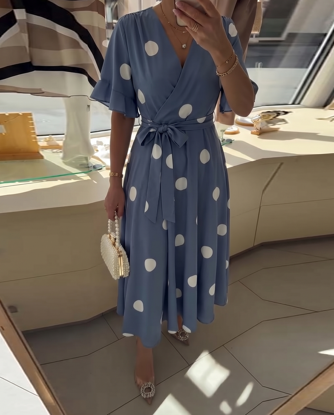 Gepunktetes Wickelkleid mit V-Ausschnitt und Bindegürtel