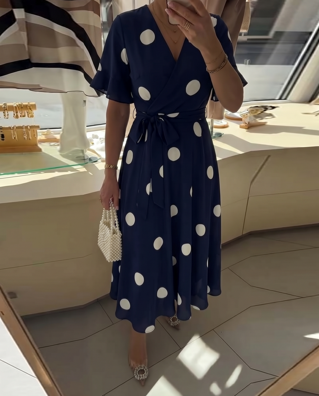 Gepunktetes Wickelkleid mit V-Ausschnitt und Bindegürtel