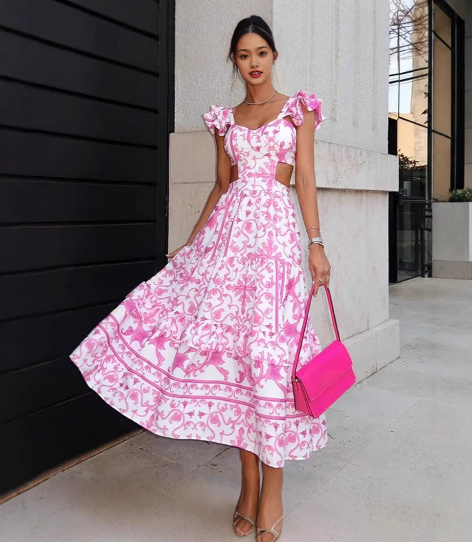 Robe maxi estivale avec motif floral – Décolleté en V profond et manches à volants