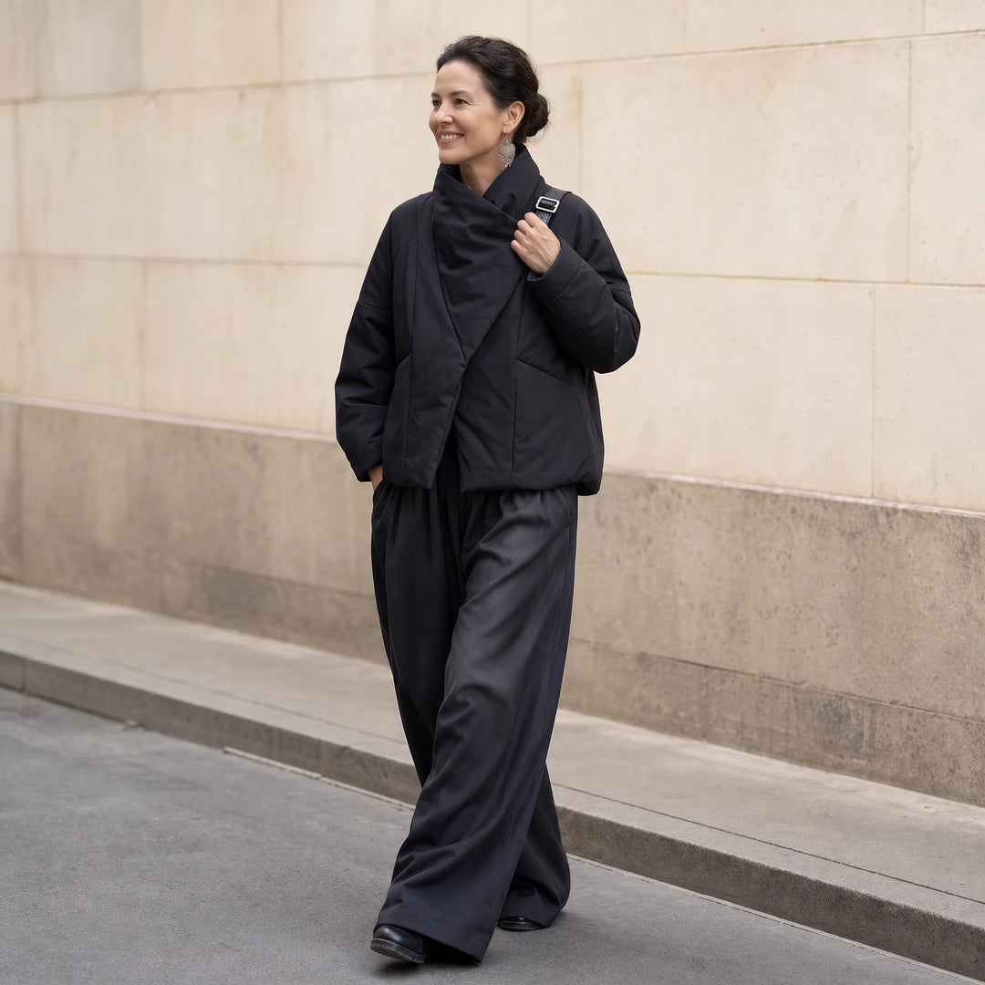 Steppjacke mit asymmetrischem Drapierungskragen