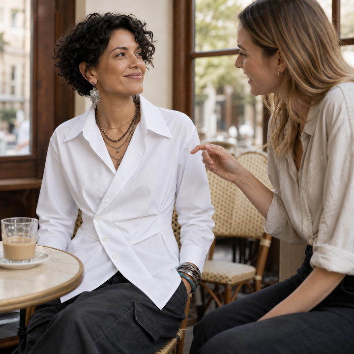 Vela | Baumwollbluse mit Twist-Detail und Wrap-Hem