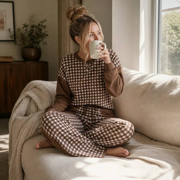 Two-piece set with a long-sleeved top and wide-leg pants in a check pattern