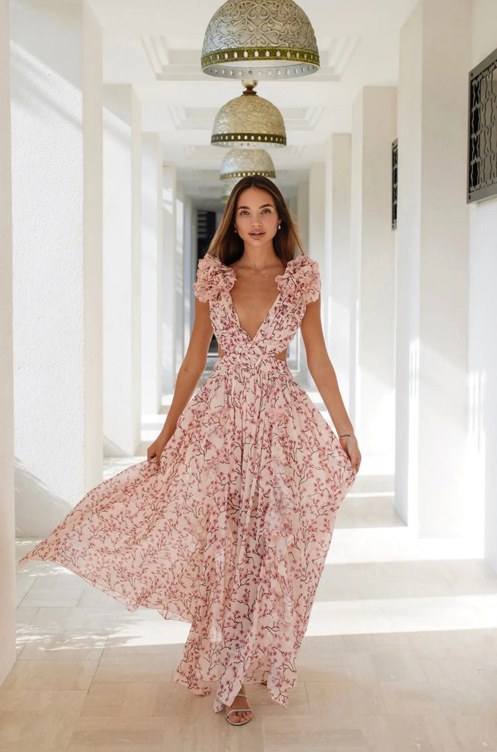 Robe maxi estivale avec motif floral – Décolleté en V profond et manches à volants