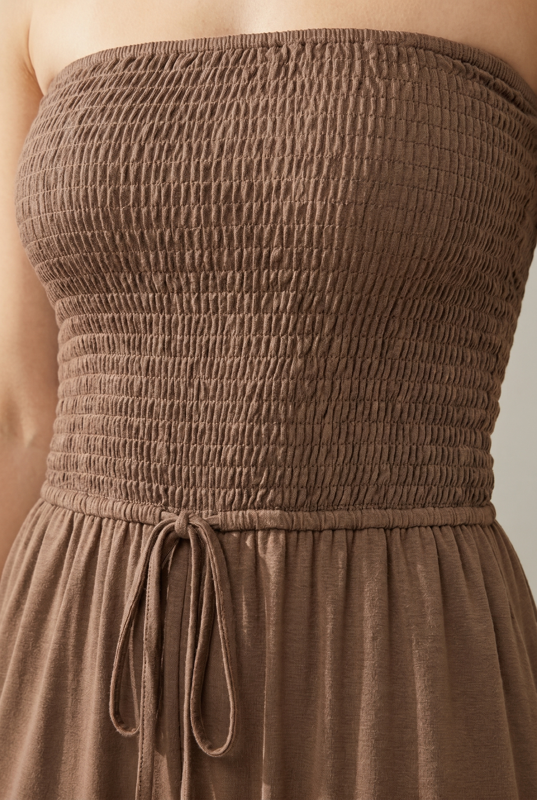 Schulterfreier Smock-Jumpsuit – Smock-Detail