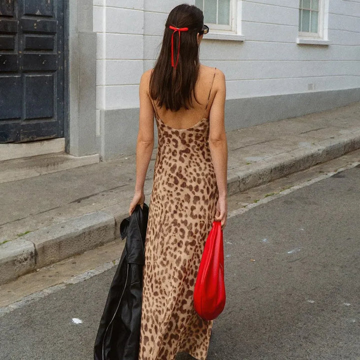 Elegancka sukienka wieczorowa damska – wygląd satynowy, odkryte plecy, czarna