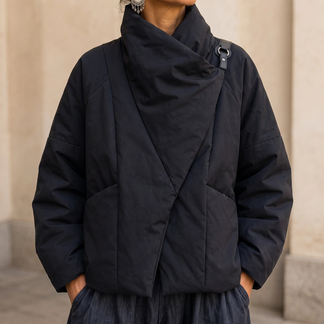 Steppjacke mit asymmetrischem Drapierungskragen