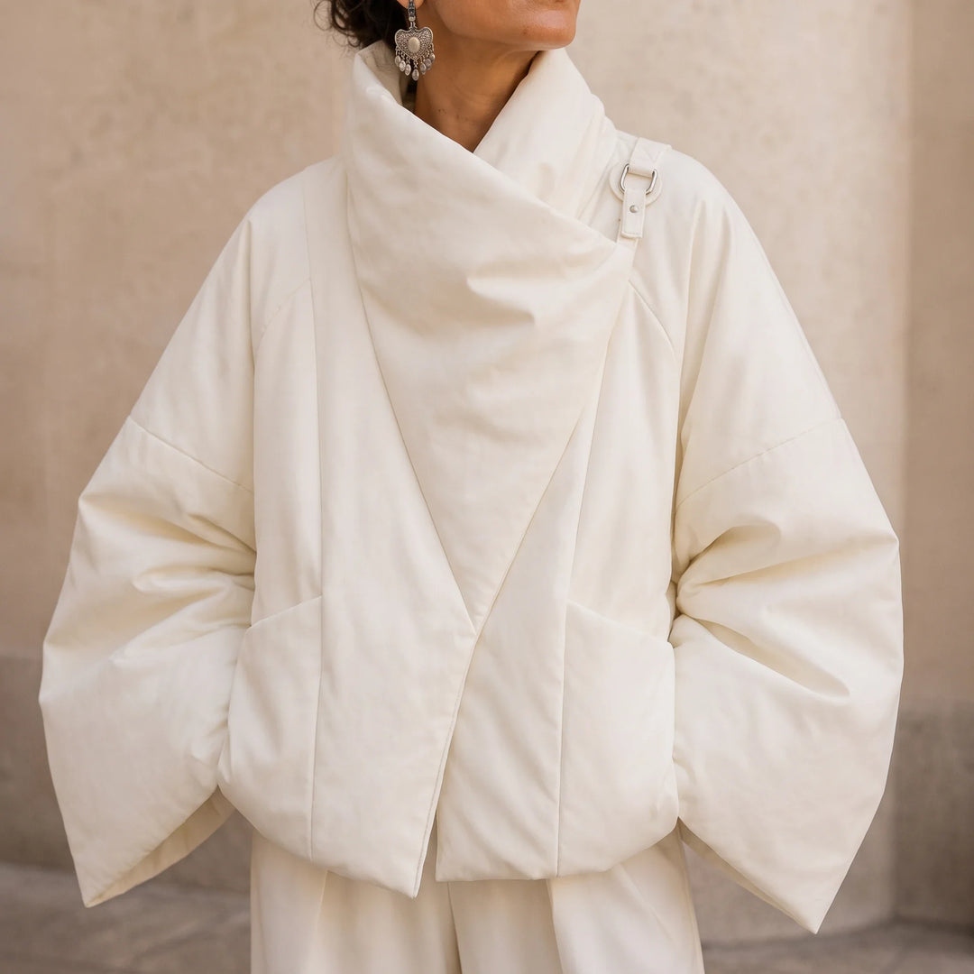 Steppjacke mit asymmetrischem Drapierungskragen
