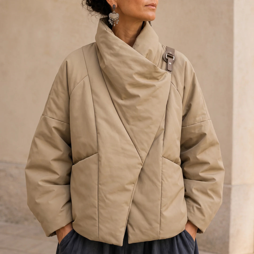 Steppjacke mit asymmetrischem Drapierungskragen