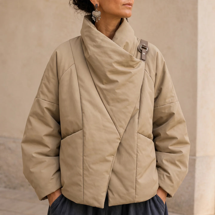 Steppjacke mit asymmetrischem Drapierungskragen